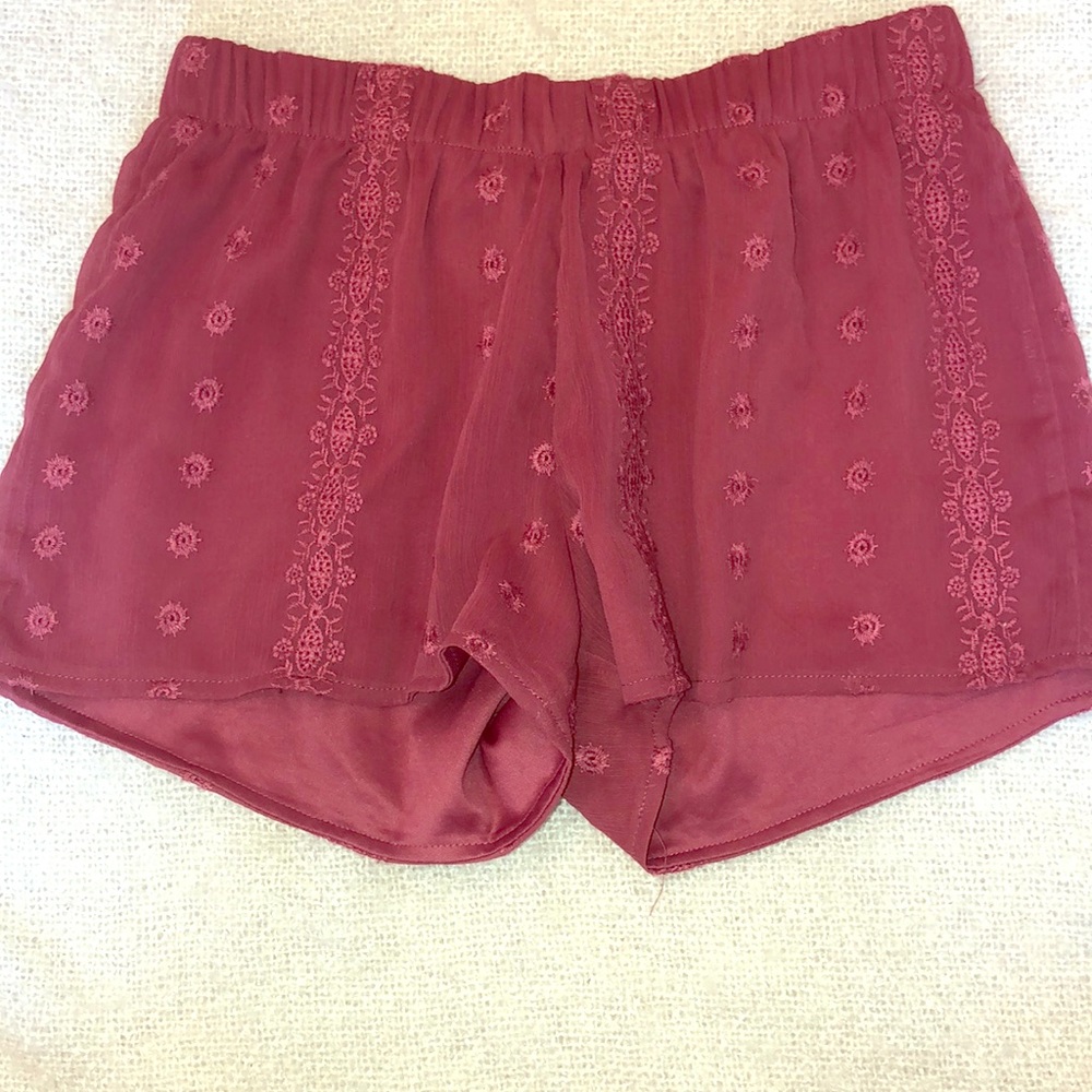L.A. Hearts: maroon flowy shorts
